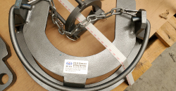 Ventajas de usar un elevador de casquillos de cubierta El cambio de brocas se facilita al sujetar el casquillo de cubierta de forma segura. Se reducen los riesgos asociados con la manipulación de casquillos de cubierta. Los pasadores de posicionamiento y la cadena de seguridad garantizan que el casquillo de cubierta permanezca bloqueado en su posición. Ligero y fácil de usar. El asa de elevación está diseñada para usarse como punto de elevación.